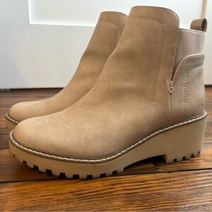 DV by Dolce Vita Rielle Boots -Vegan Leather Sand Beige Sz 8 Lug Boot